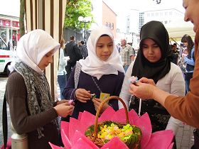 三名土耳其少女高興地接過漂亮的紙蓮花