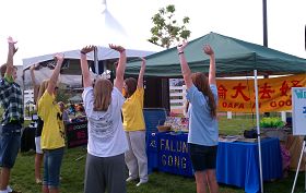 猶他州小城海瑞曼的民眾在社區活動上學煉法輪功