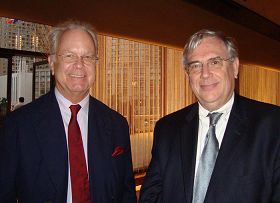 '紐約資深投資銀行家埃夫裏爾﹒菲斯克（Averell Fisk）（左）和資深律師朋友尼爾森﹒海畢（Nelson Happy）（右）說神韻是他們社交圈的中熱門話題'