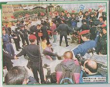 《東方日報》關於法輪功學員抗議迫害的報導