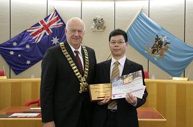 布萊克鎮市長（左）向法輪功團體代表頒獎