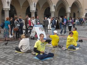 克拉科夫老城廣場上，波蘭民眾在觀看法輪功真相展板