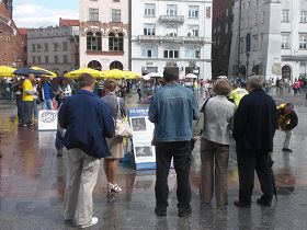 老城廣場上，波蘭民眾觀看法輪功真相展板