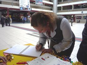 秘魯理工大學師生簽名聲援法輪功學員反迫害