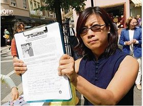 徐安蘭展示為營救在中國被判勞教三年的母親而製作的徵簽表
