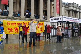 '英國法輪功學員在倫敦鴿子廣場展示功法和中共迫害真相'