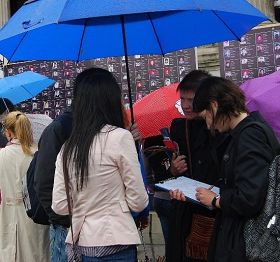 '人們踴躍地在法輪功反迫害徵簽表上簽名'
