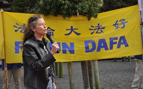 '大赦國際新西蘭發言人瑪格麗特﹒泰勒（Margaret Taylor）表示：「中共政府違反了國際人權條例，我們強烈要求中國政府立即釋放被關押的法輪功學員。」'