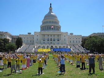 來自世界各地的法輪功學員在美國首都華盛頓DC國會山莊前煉功