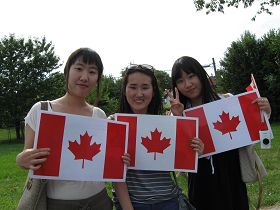 韓國留學生京（左）和她的同學