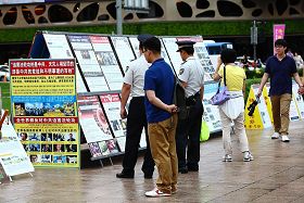 '二零一一年七月十六日，韓國八大市民團體與法輪功學員冒雨在首爾廣場舉行聯合集會，譴責中共對法輪功長達十二年的人權迫害。圖為集會現場一角。'