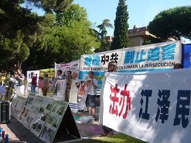 西班牙法輪功學員中使館前抗議中共十二年迫害