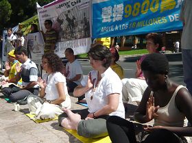 西班牙法輪功學員中使館前抗議中共十二年迫害