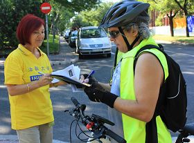 路過的自行車愛好者簽名聲援法輪功反迫害