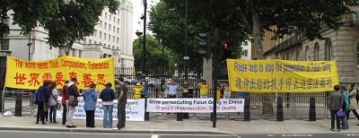 法輪功學員冒雨在中共英國倫敦大使館前舉行反迫害燭光守夜活動