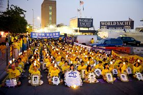 二零一一年七月二十日黃昏，法輪功學員在紐約中領館前舉行燭光夜悼