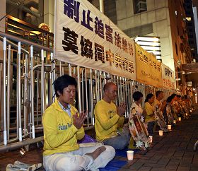 法輪功學員在中聯辦正門外點起燭光，悼念被迫害致死的中國大陸同修。