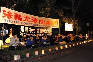 7月20日晚，墨爾本逾百名法輪功學員在中領館前舉行了燭光悼念活動，抗議中共迫害。