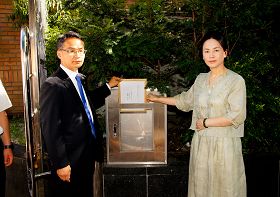 韓國法輪大法學會副會長李仟秀（右）和發言人、法學博士吳世烈，將抗議中共迫害的聲明書投入中使館信箱。