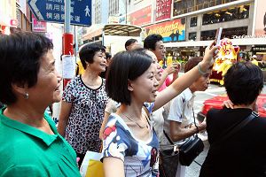 市民及遊客紛紛拿起手機、相機，拍攝遊行的盛況。