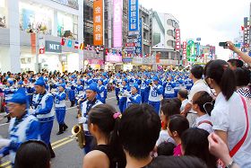 天國樂團為管樂節遊行帶來歡慶高潮