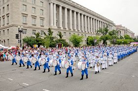 法輪功學員參加美國首都華盛頓DC舉行的獨立日大遊行