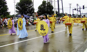 法輪功學員參加密蘇裏州奧法隆市的美國獨立日遊行