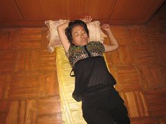圖為2011年7月1日，崔玉桃被迫害致生命垂危回家後的照片。