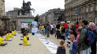 法輪功學員在愛丁堡國際藝術節上展示法輪功功法