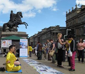 法輪功學員在愛丁堡國際藝術節上展示法輪功功法