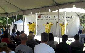 法輪大法學員在第十七屆美國科羅拉多州波德市亞洲節上展示功法