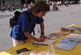 瑞士首都伯爾尼火車站廣場上，路人簽名聲援法輪功反迫害