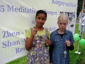 兩位小姑娘自豪地展示她們自己親手折的紙蓮花