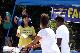 沙加緬度法輪功學員在加州博覽會的自由言論表達區設立展台，傳播法輪功真相。