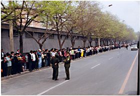 一九九九年四月二十五日，逾萬名法輪功學員和平上訪，學員們靜靜的在路邊看書、等待