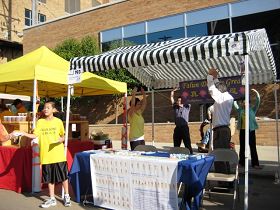 法輪大法學員在南達科他州蘇福爾斯市道旁文化節上設立了攤位，向當地民眾介紹法輪功。