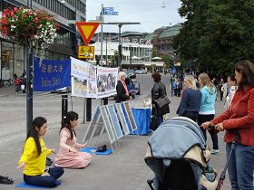 芬蘭法輪功學員首都赫爾辛基市中心火車站廣場設立講真相點