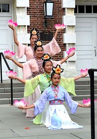 大費城明慧學校舞蹈隊在表演蓮花舞。