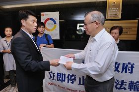 南韓領事館領事樸光柱（前左）接收香港法輪功學員致南韓總統李明博的聲明信函。