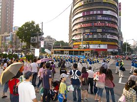 市民觀看「聲援一億中國人三退」大遊行活動