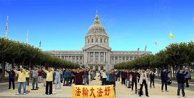 勞動節長週末，法輪功學員在舊金山市政廳廣場集體煉功