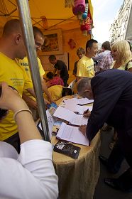 波蘭議員馬萊克•博羅夫斯基現場簽名反對中共迫害法輪功