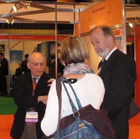 英國心理學家克拉克女士在歐洲器官移植大會的海報展覽會場遇到了麥塔斯先生