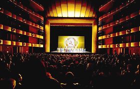 '二零一二年一月十一日、十二日晚，神韻巡迴藝術團在紐約林肯中心大衛寇克劇院上演的二場演出連續爆滿。'
