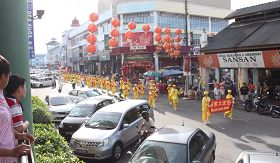 法輪功學員遊行隊伍環繞麻坡市的主要街道遊行