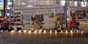 酷刑受害者紀念日，芬蘭法輪功學員燭光悼念被迫害致死的同修