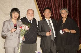 加拿大法輪功學員顧思穎（左一）、王紹久（左三）在多倫多獲頒「女王伊麗莎白二世鑽禧獎章」，左二是加拿大反虐待警示中心副總裁兼首席營運官萊恩。