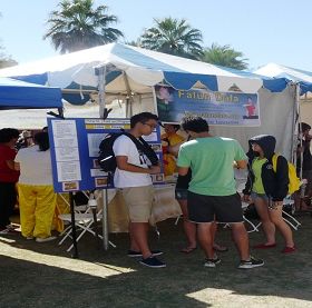 法輪功學員在亞利桑那大學慶祝國際節活動上設立展位，許多民眾前來了解真相。