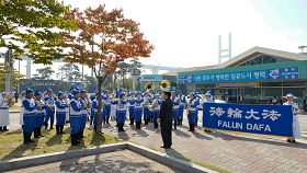 天國樂團在平澤港國際客運碼頭，為眾多華人和韓國市民們演奏