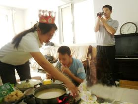賈志江夫妻給孩子過生日